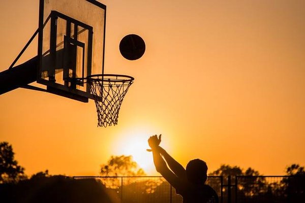 Faire du sport et jouant en même temps grâce au panier de basket sur pied à la maison !
